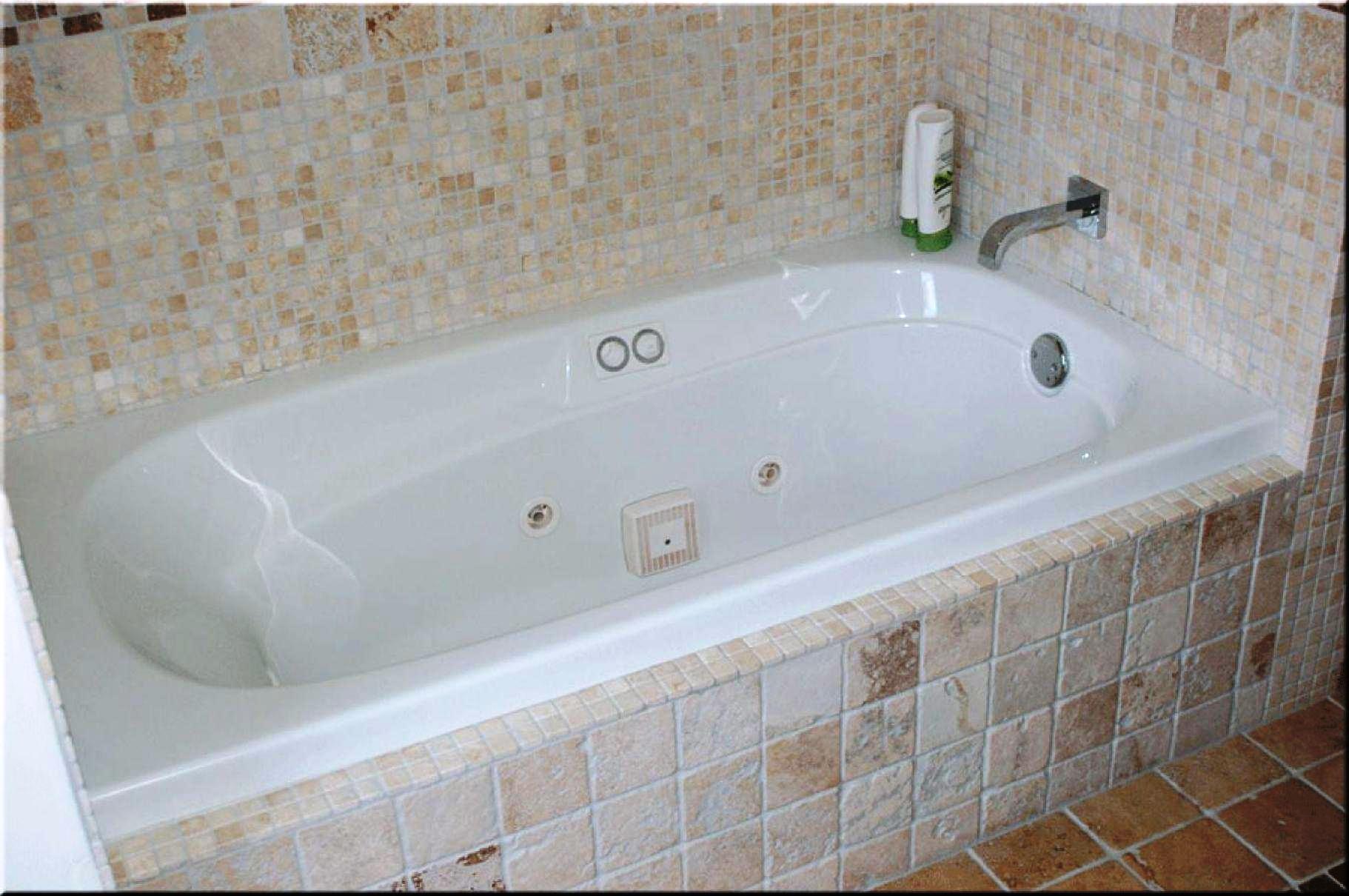 Jet Tub With Shower Combo