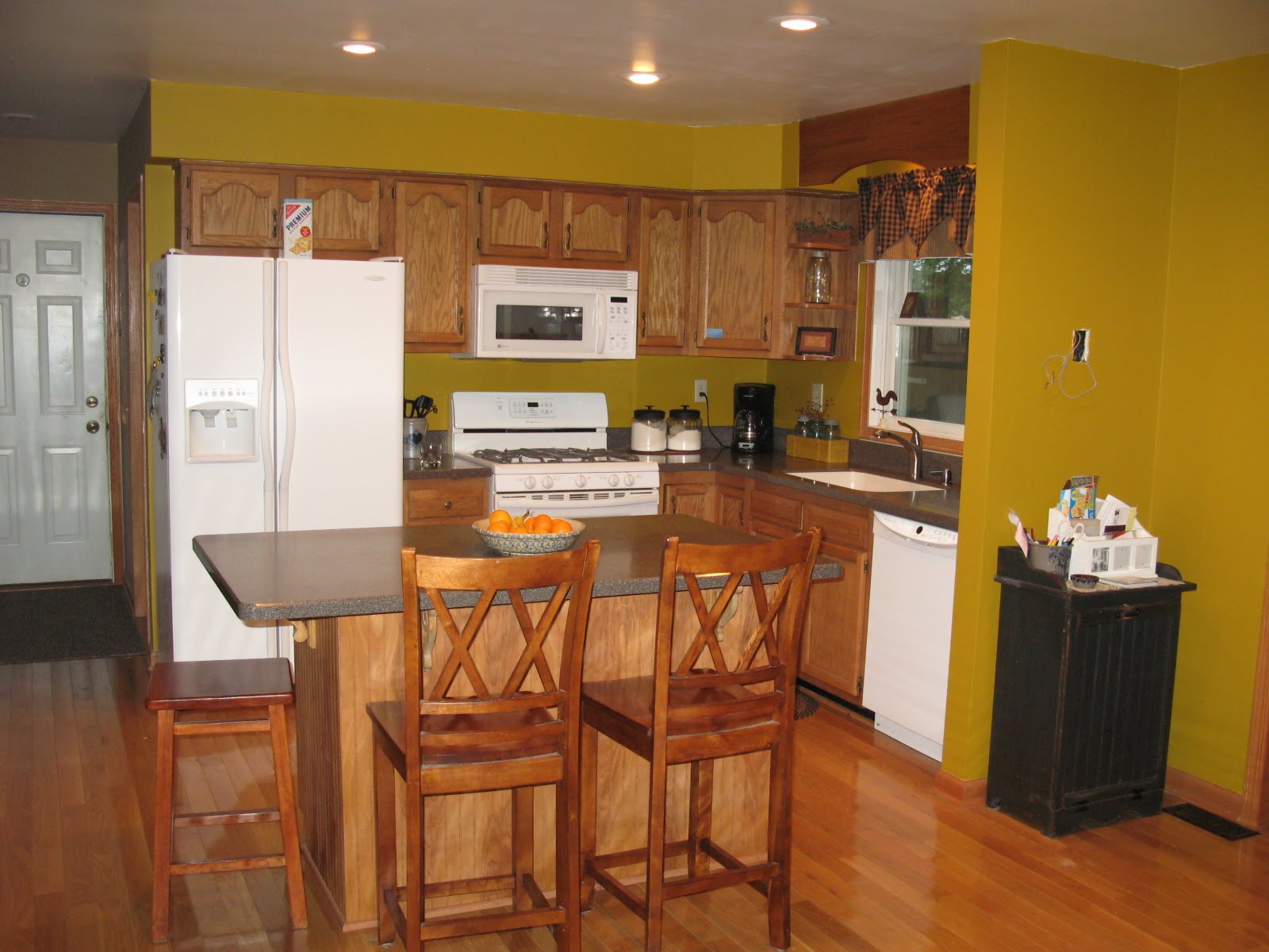 Great Paint Colors For Kitchens With Golden Oak Cabinets