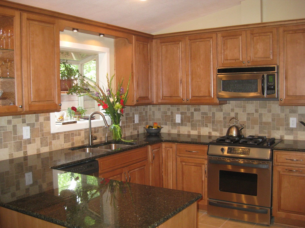 Full Size Maple Kitchen Cabinets With Granite Countertops.